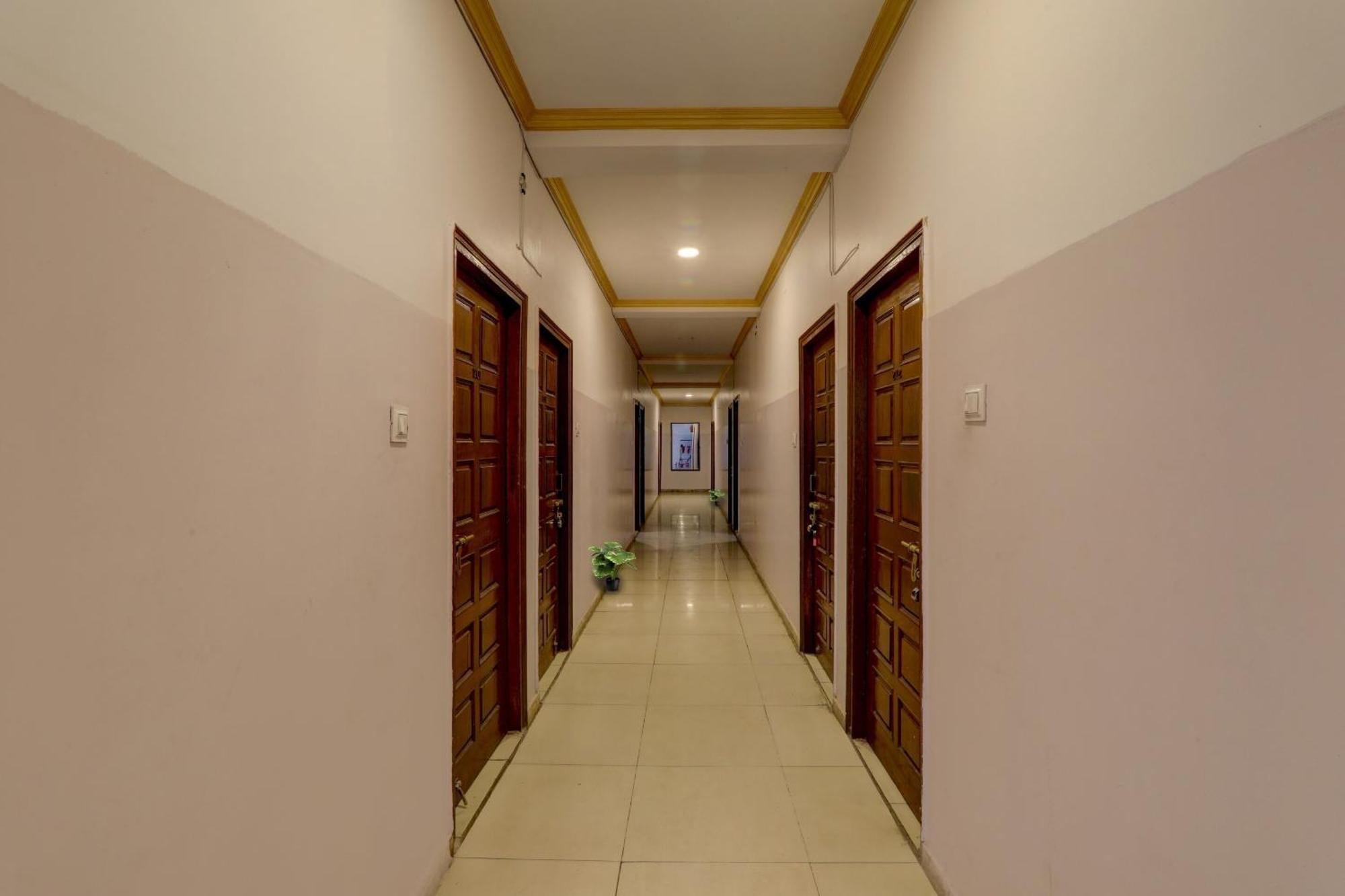 Hotel Collection O Premier Near Hazratganj Lucknow Zewnętrze zdjęcie